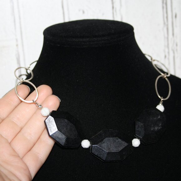 🖤 Beautiful Silver & Black Statement Necklace · 18–21” - Picture 3 of 4